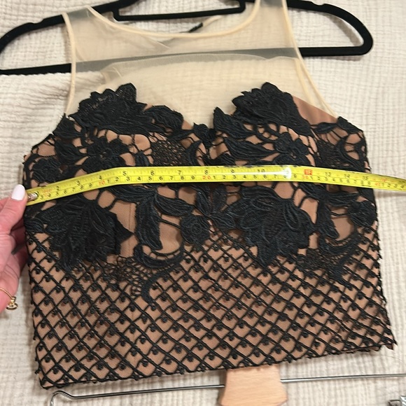 Gorgeous laced Grace&Hart 2-piece top and mermaid skirt. Top has integrated-bra - Picture 9 of 10